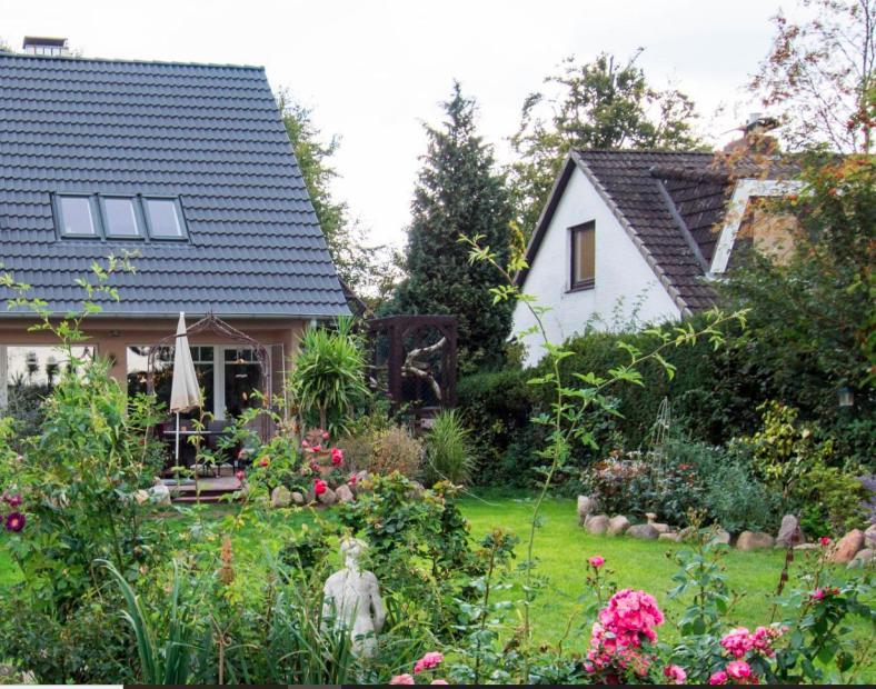 Dachgeschosswohnung Mit Garten Apartment *