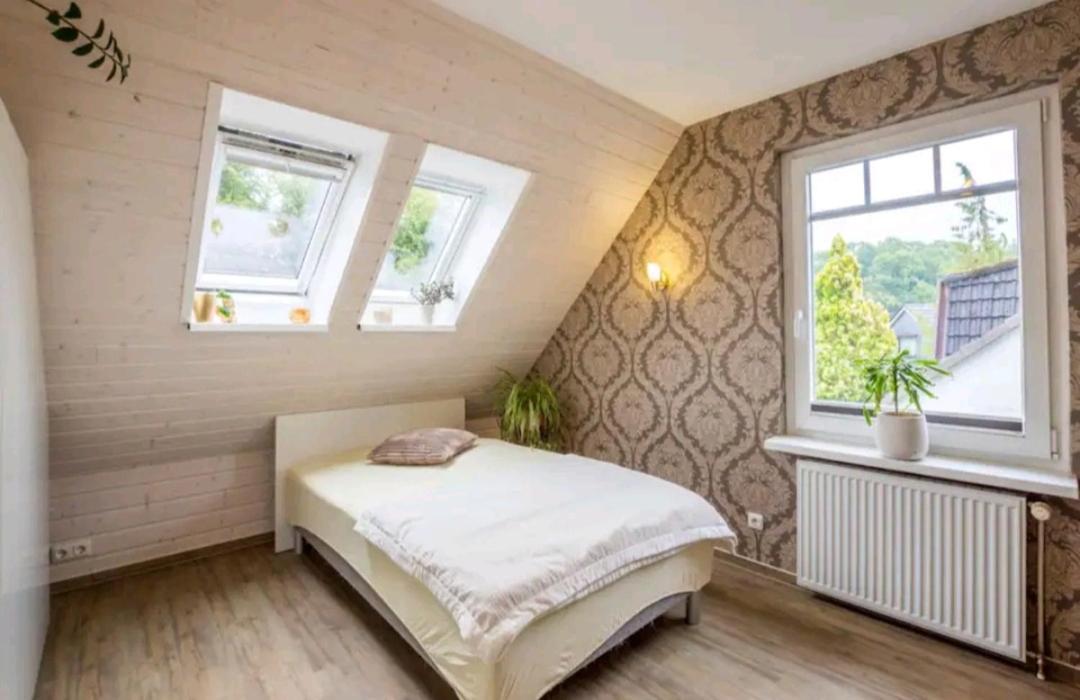 Dachgeschosswohnung Mit Garten Apartment